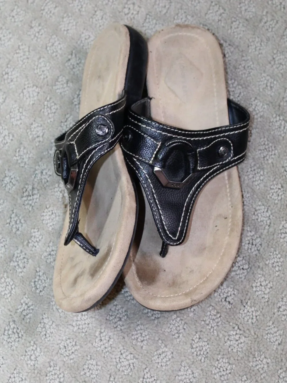 St. John's Bay Size 7M Black Faux Leather Cushioned Thong Sandals
